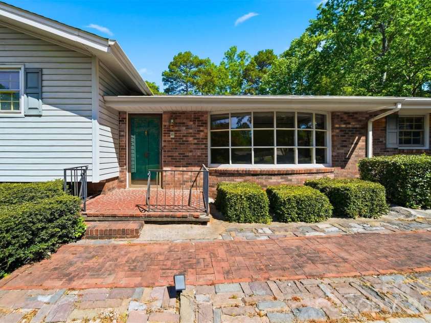 140 28th Avenue Drive, Hickory, NC 28601.  MLS# CAR4361083, YatesRealty ID 18306. 