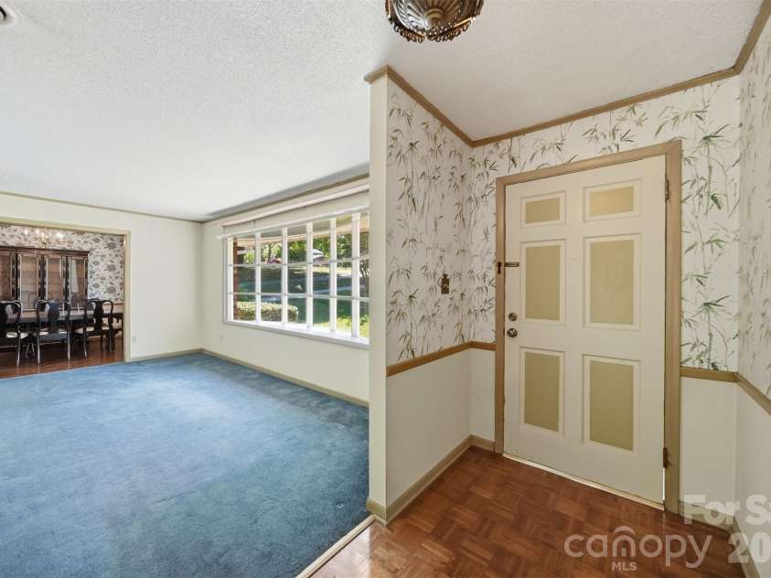 140 28th Avenue Drive, Hickory, NC 28601.  MLS# CAR4361083, YatesRealty ID 18306. 