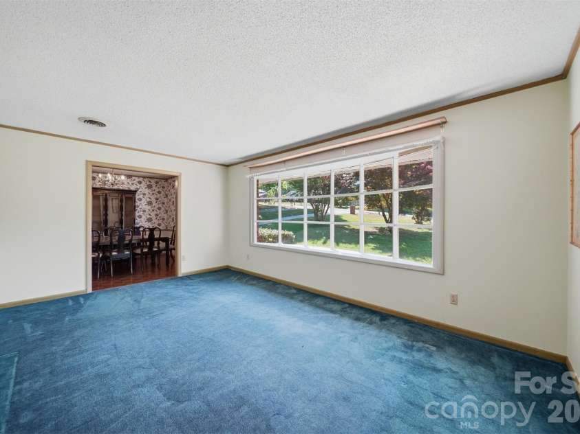 140 28th Avenue Drive, Hickory, NC 28601.  MLS# CAR4361083, YatesRealty ID 18306. 