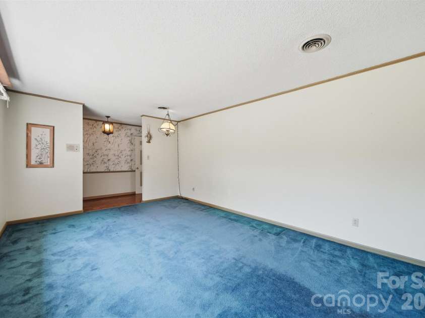 140 28th Avenue Drive, Hickory, NC 28601.  MLS# CAR4361083, YatesRealty ID 18306. 
