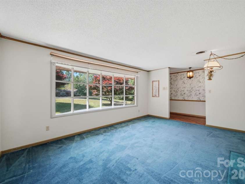 140 28th Avenue Drive, Hickory, NC 28601.  MLS# CAR4361083, YatesRealty ID 18306. 