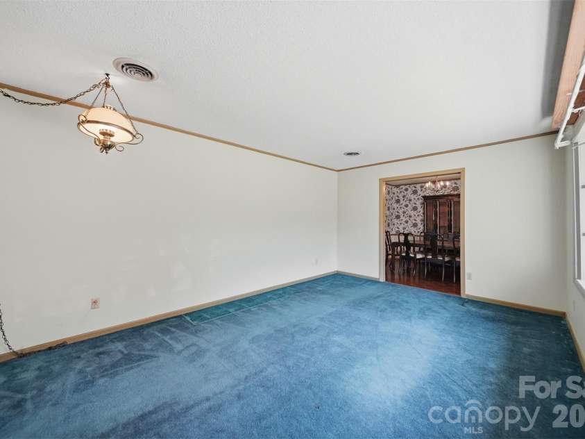 140 28th Avenue Drive, Hickory, NC 28601.  MLS# CAR4361083, YatesRealty ID 18306. 