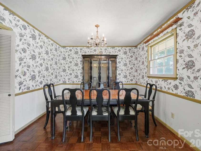 140 28th Avenue Drive, Hickory, NC 28601.  MLS# CAR4361083, YatesRealty ID 18306. 