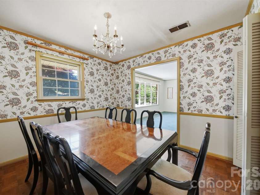 140 28th Avenue Drive, Hickory, NC 28601.  MLS# CAR4361083, YatesRealty ID 18306. 
