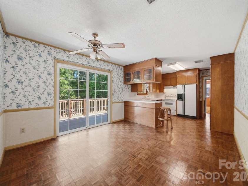 140 28th Avenue Drive, Hickory, NC 28601.  MLS# CAR4361083, YatesRealty ID 18306. 