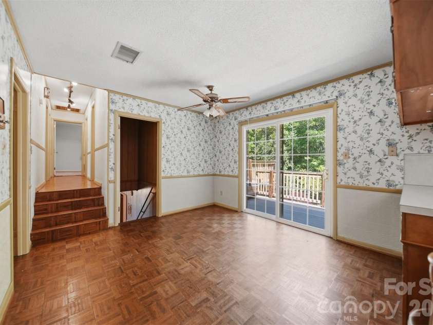 140 28th Avenue Drive, Hickory, NC 28601.  MLS# CAR4361083, YatesRealty ID 18306. 