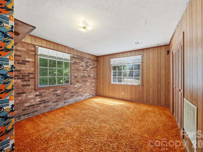 140 28th Avenue Drive, Hickory, NC 28601.  MLS# CAR4361083, YatesRealty ID 18306. 