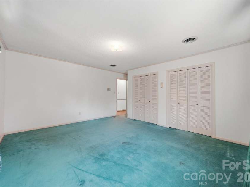 140 28th Avenue Drive, Hickory, NC 28601.  MLS# CAR4361083, YatesRealty ID 18306. 
