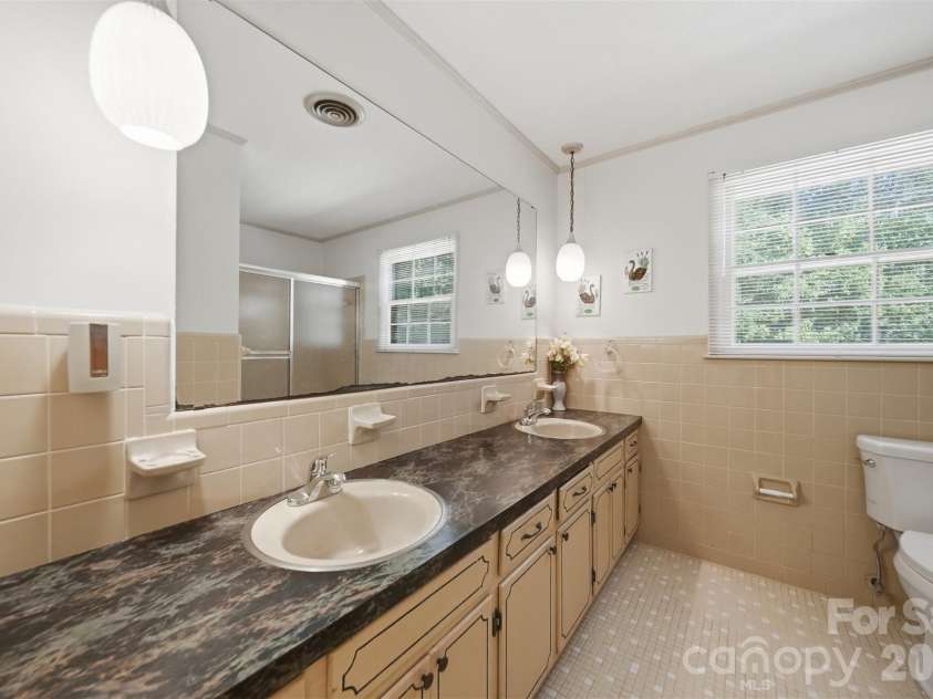 140 28th Avenue Drive, Hickory, NC 28601.  MLS# CAR4361083, YatesRealty ID 18306. 