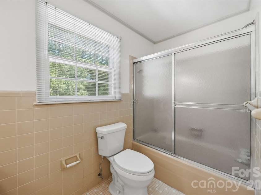 140 28th Avenue Drive, Hickory, NC 28601.  MLS# CAR4361083, YatesRealty ID 18306. 
