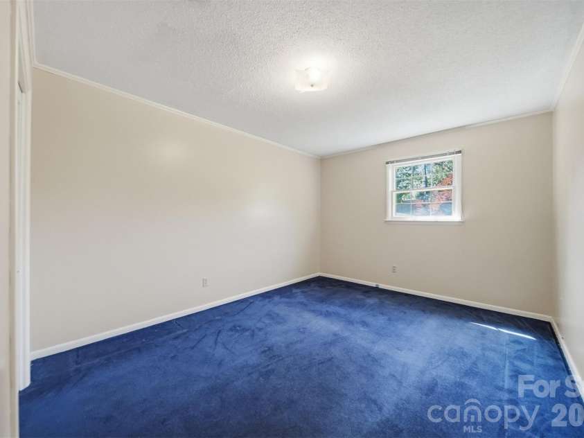 140 28th Avenue Drive, Hickory, NC 28601.  MLS# CAR4361083, YatesRealty ID 18306. 