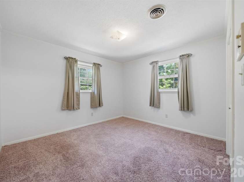 140 28th Avenue Drive, Hickory, NC 28601.  MLS# CAR4361083, YatesRealty ID 18306. 