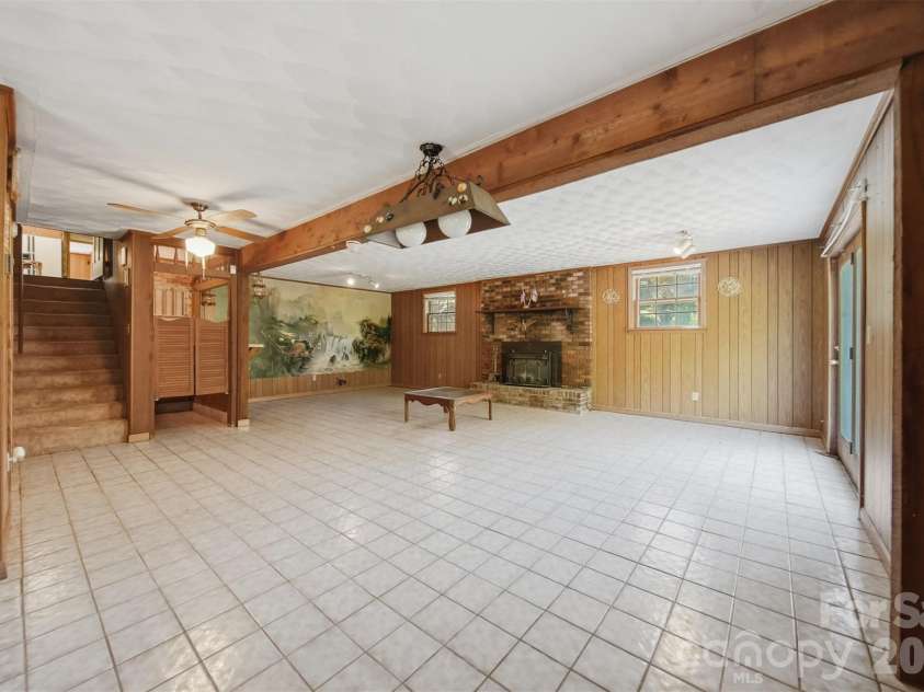 140 28th Avenue Drive, Hickory, NC 28601.  MLS# CAR4361083, YatesRealty ID 18306. 