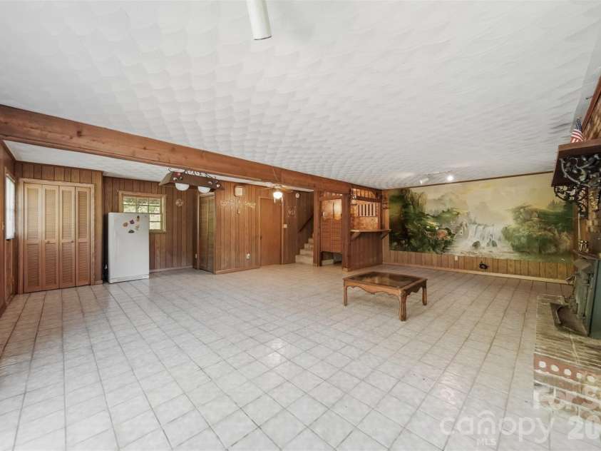140 28th Avenue Drive, Hickory, NC 28601.  MLS# CAR4361083, YatesRealty ID 18306. 