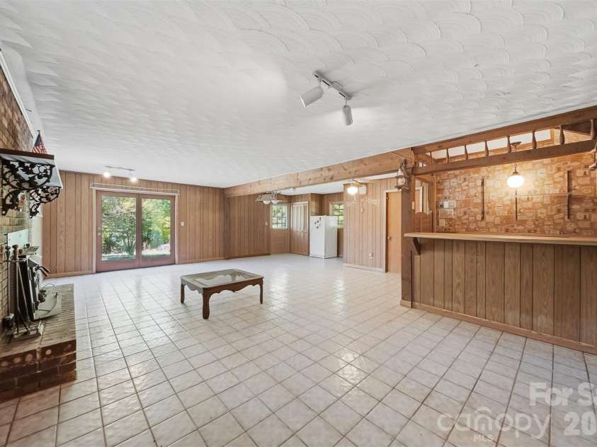 140 28th Avenue Drive, Hickory, NC 28601.  MLS# CAR4361083, YatesRealty ID 18306. 