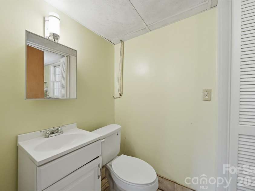 140 28th Avenue Drive, Hickory, NC 28601.  MLS# CAR4361083, YatesRealty ID 18306. 