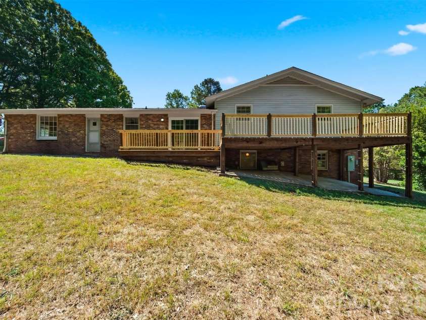 140 28th Avenue Drive, Hickory, NC 28601.  MLS# CAR4361083, YatesRealty ID 18306. 