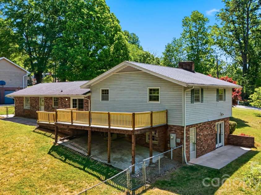 140 28th Avenue Drive, Hickory, NC 28601.  MLS# CAR4361083, YatesRealty ID 18306. 