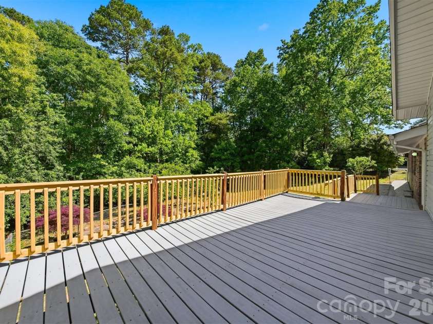 140 28th Avenue Drive, Hickory, NC 28601.  MLS# CAR4361083, YatesRealty ID 18306. 