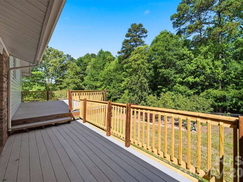 140 28th Avenue Drive, Hickory, NC 28601.  MLS# CAR4361083, YatesRealty ID 18306. 