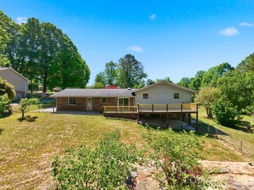 140 28th Avenue Drive, Hickory, NC 28601.  MLS# CAR4361083, YatesRealty ID 18306. 