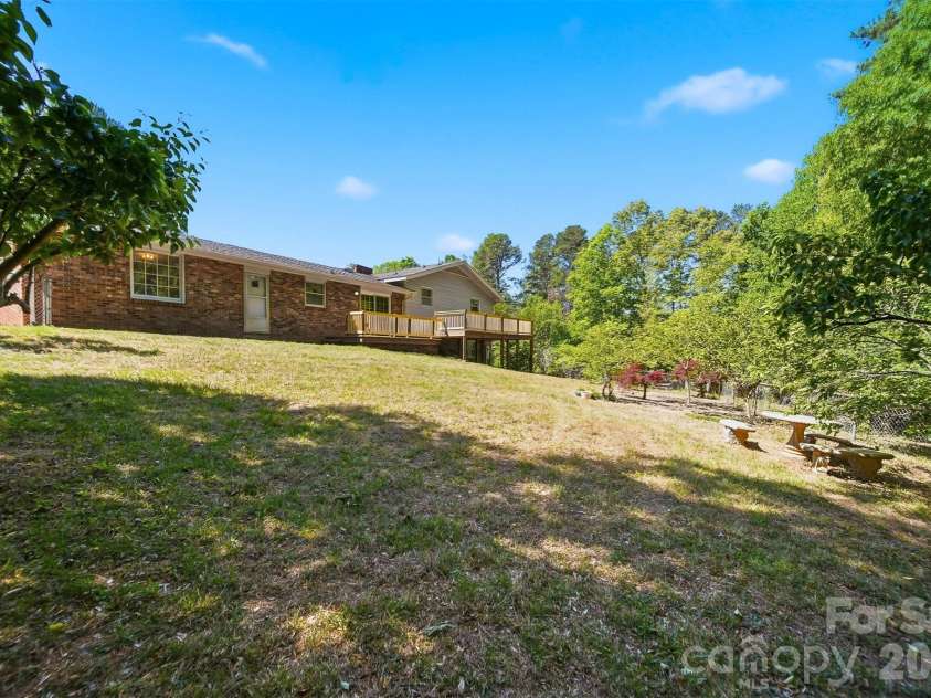 140 28th Avenue Drive, Hickory, NC 28601.  MLS# CAR4361083, YatesRealty ID 18306. 