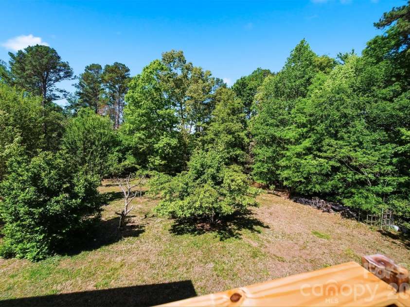 140 28th Avenue Drive, Hickory, NC 28601.  MLS# CAR4361083, YatesRealty ID 18306. 