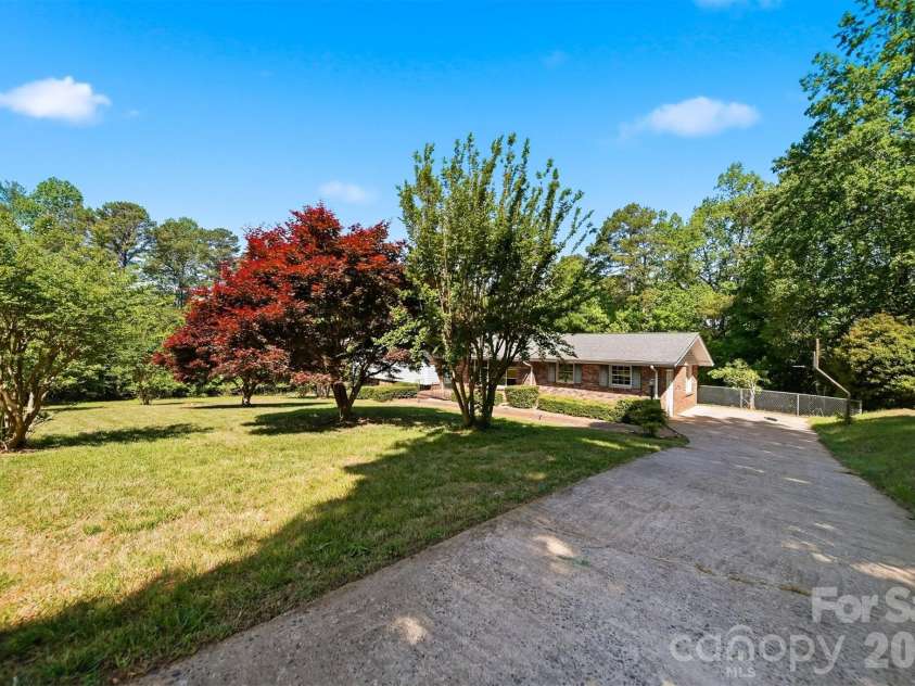 140 28th Avenue Drive, Hickory, NC 28601.  MLS# CAR4361083, YatesRealty ID 18306. 