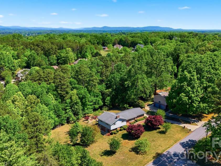 140 28th Avenue Drive, Hickory, NC 28601.  MLS# CAR4361083, YatesRealty ID 18306. 