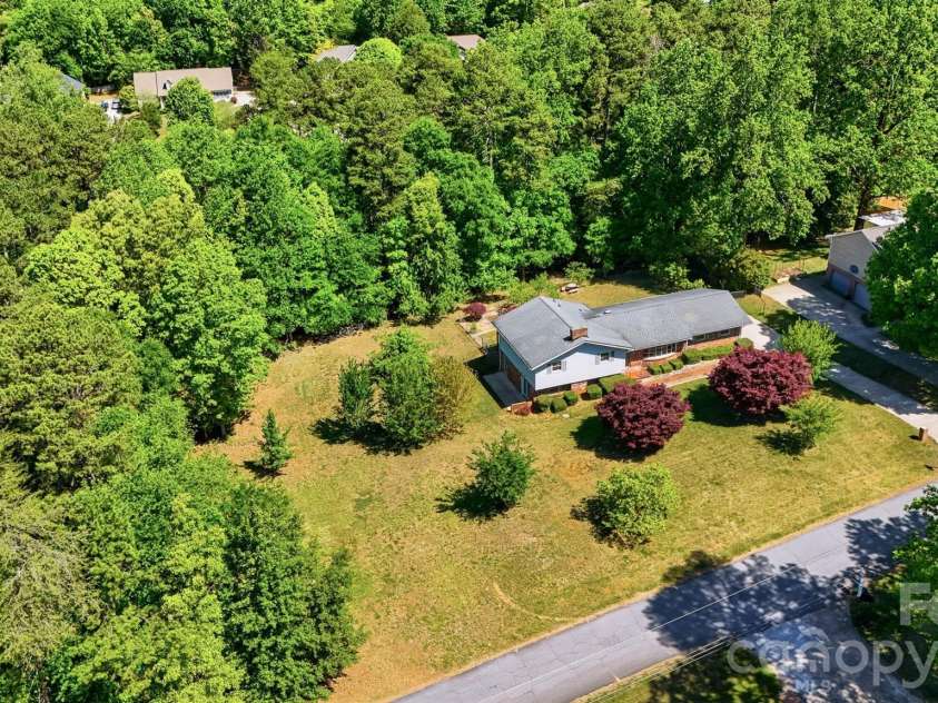 140 28th Avenue Drive, Hickory, NC 28601.  MLS# CAR4361083, YatesRealty ID 18306. 