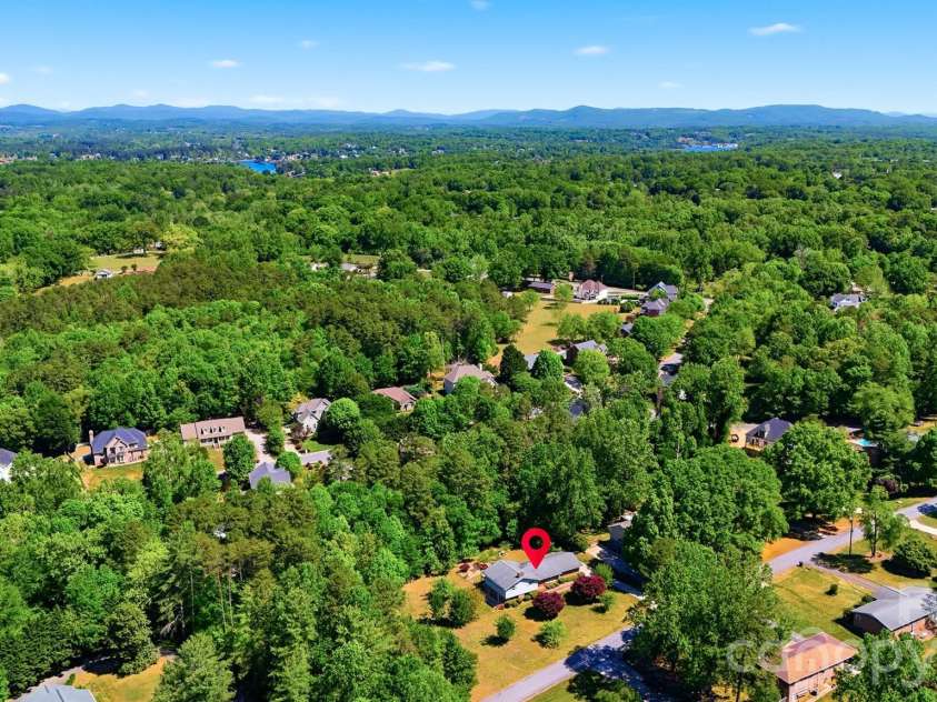 140 28th Avenue Drive, Hickory, NC 28601.  MLS# CAR4361083, YatesRealty ID 18306. 