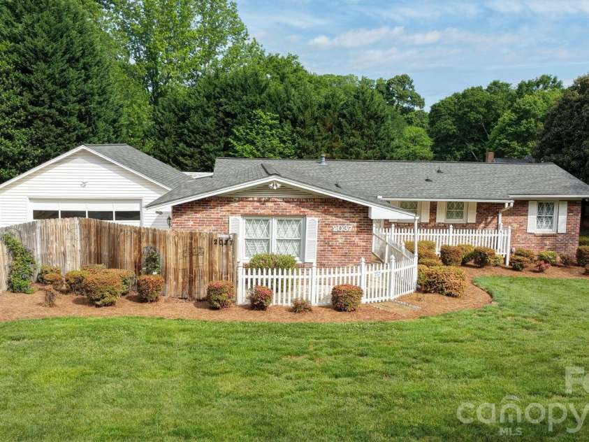 2037 Helen Drive, Gastonia, NC 28054.  MLS# CAR4375903, YatesRealty ID 18307. 