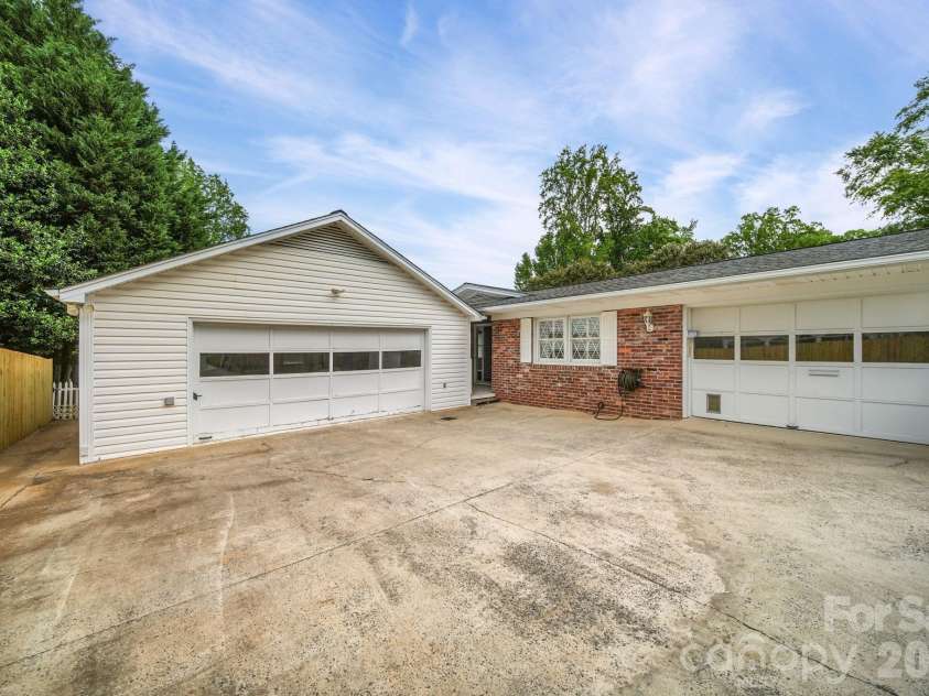 2037 Helen Drive, Gastonia, NC 28054.  MLS# CAR4375903, YatesRealty ID 18307. 