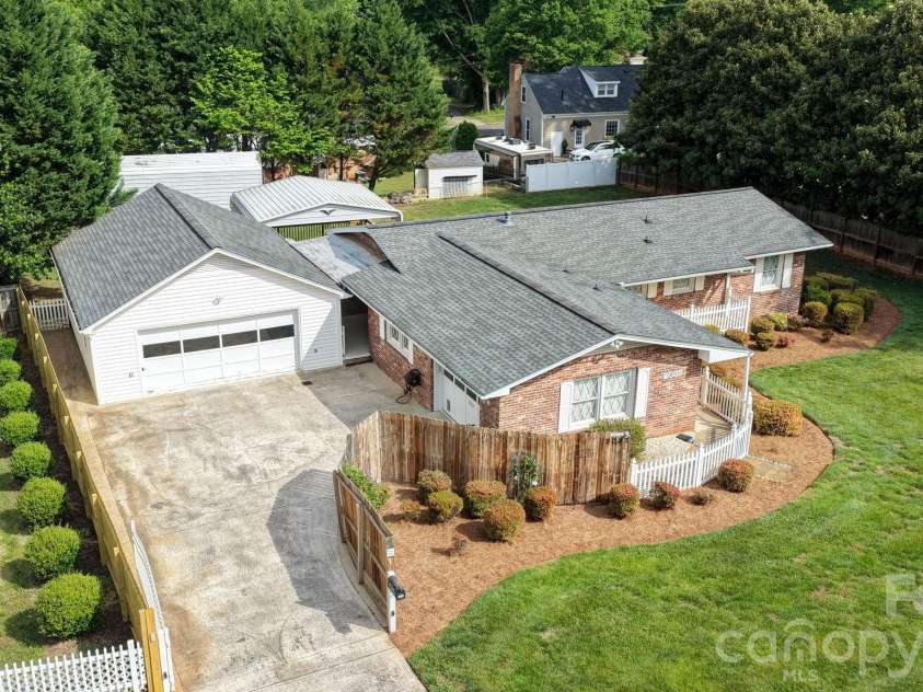 2037 Helen Drive, Gastonia, NC 28054.  MLS# CAR4375903, YatesRealty ID 18307. 