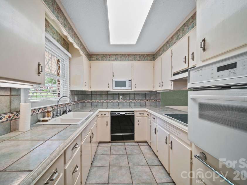 2037 Helen Drive, Gastonia, NC 28054.  MLS# CAR4375903, YatesRealty ID 18307. 