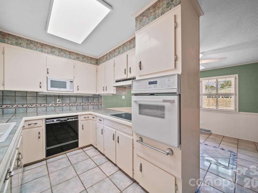 2037 Helen Drive, Gastonia, NC 28054.  MLS# CAR4375903, YatesRealty ID 18307. 