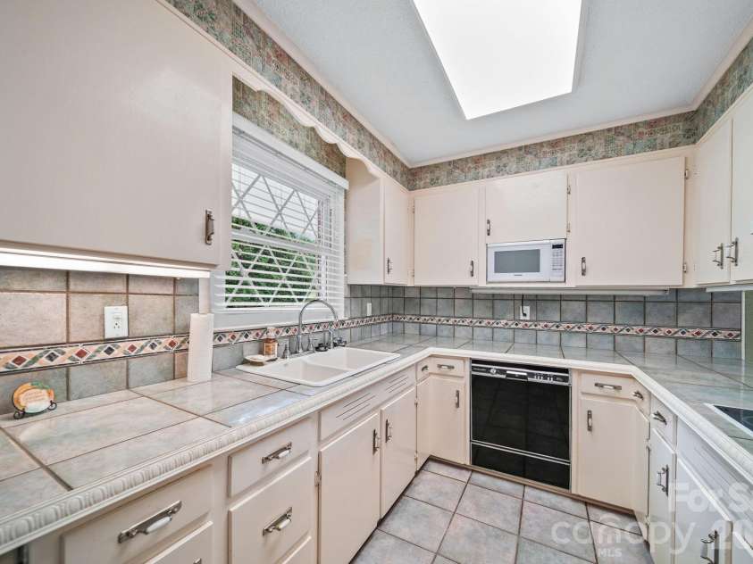 2037 Helen Drive, Gastonia, NC 28054.  MLS# CAR4375903, YatesRealty ID 18307. 