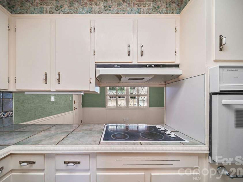 2037 Helen Drive, Gastonia, NC 28054.  MLS# CAR4375903, YatesRealty ID 18307. 