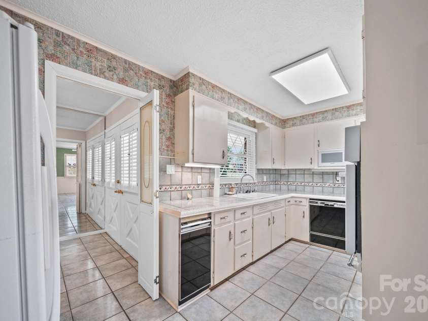 2037 Helen Drive, Gastonia, NC 28054.  MLS# CAR4375903, YatesRealty ID 18307. 