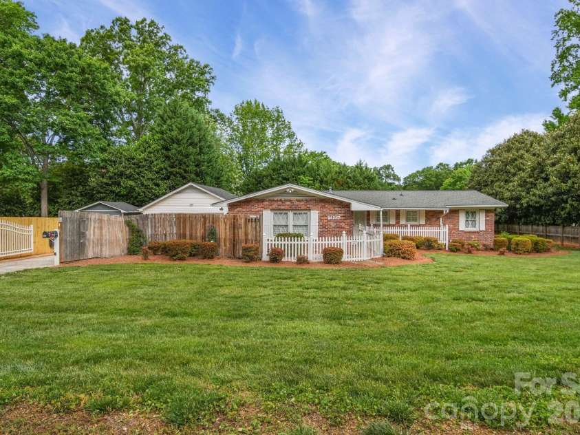 2037 Helen Drive, Gastonia, NC 28054.  MLS# CAR4375903, YatesRealty ID 18307. 