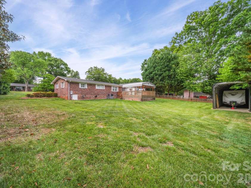 2037 Helen Drive, Gastonia, NC 28054.  MLS# CAR4375903, YatesRealty ID 18307. 