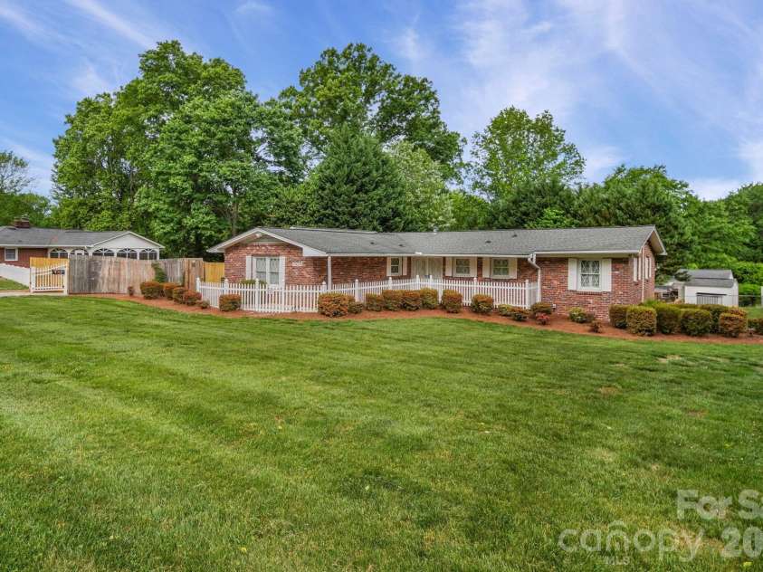 2037 Helen Drive, Gastonia, NC 28054.  MLS# CAR4375903, YatesRealty ID 18307. 
