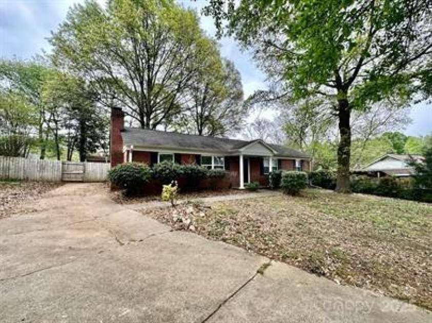 8205 Meadowind Circle, Charlotte, NC 28226.  MLS# CAR4252385, YatesRealty ID 18309. 