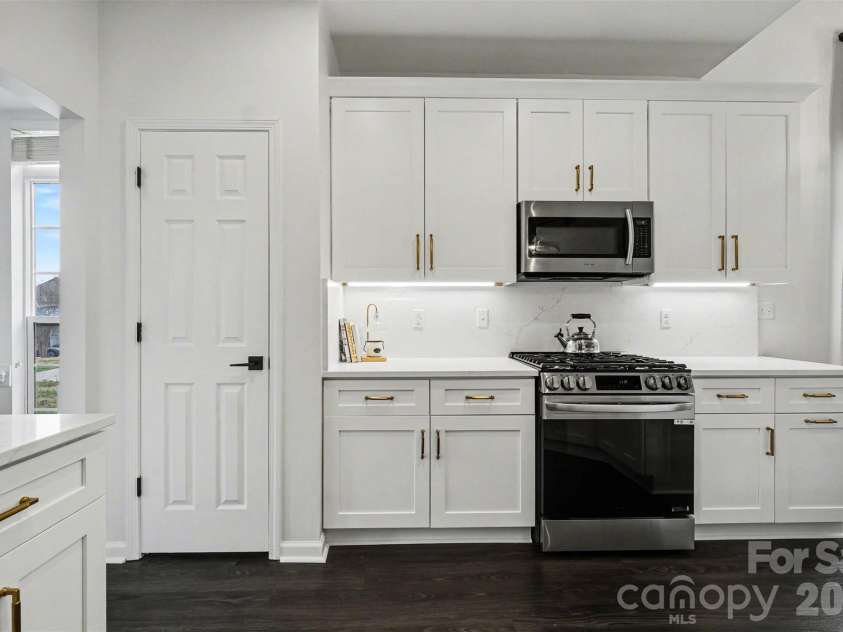 9152 Snow Hill Court, Charlotte, NC 28269.  MLS# CAR4355779, YatesRealty ID 18309. 
