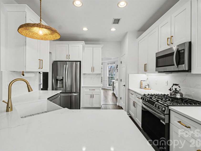 9152 Snow Hill Court, Charlotte, NC 28269.  MLS# CAR4355779, YatesRealty ID 18309. 