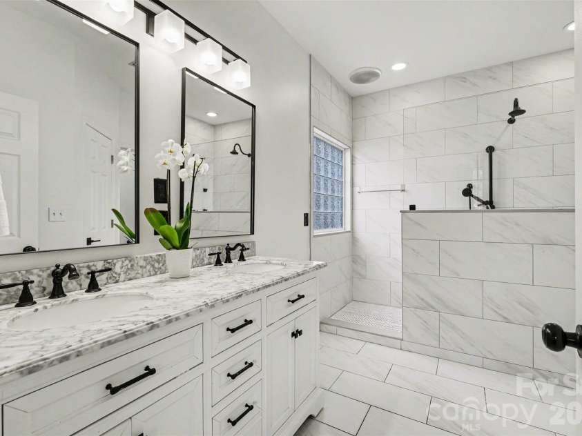 9152 Snow Hill Court, Charlotte, NC 28269.  MLS# CAR4355779, YatesRealty ID 18309. 