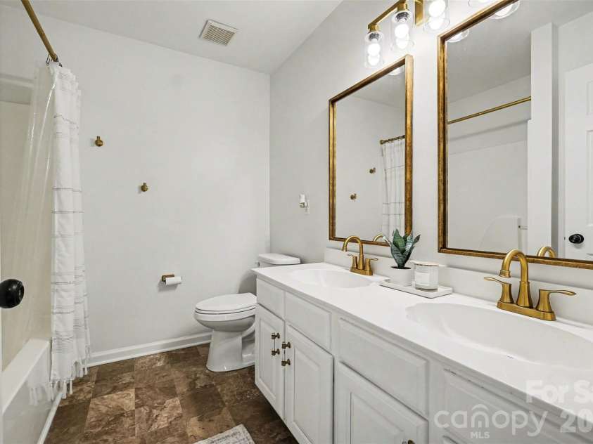 9152 Snow Hill Court, Charlotte, NC 28269.  MLS# CAR4355779, YatesRealty ID 18309. 