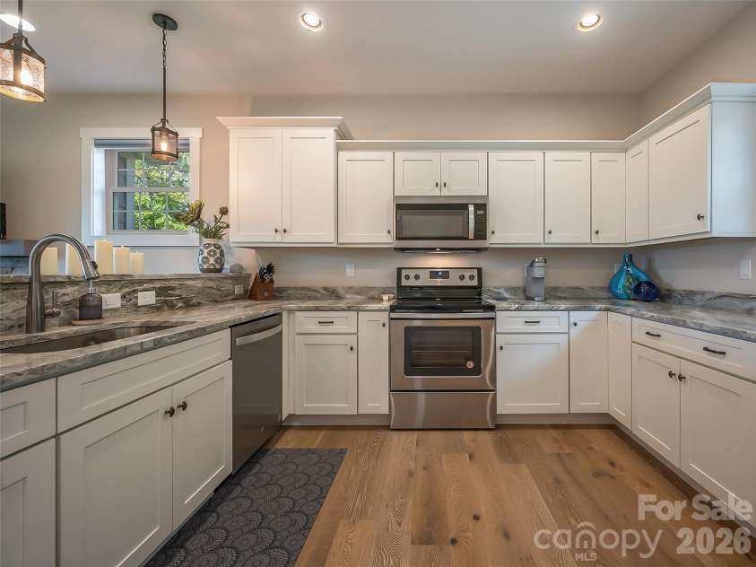 146 Red Hawk Knoll, Lake Lure, NC 28746.  MLS# CAR4334221, YatesRealty ID 18311. Granit countertops
