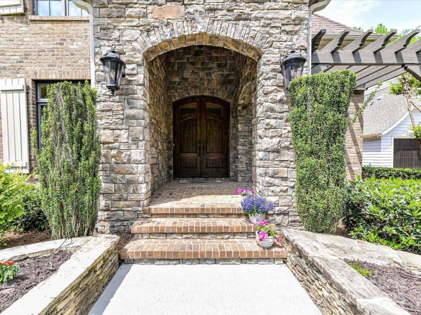 825 Hudson Place, Davidson, NC 28036.  MLS# CAR4248098, YatesRealty ID 18313. 