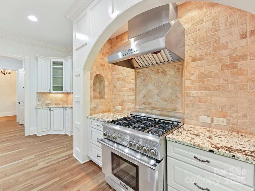 825 Hudson Place, Davidson, NC 28036.  MLS# CAR4248098, YatesRealty ID 18313. 